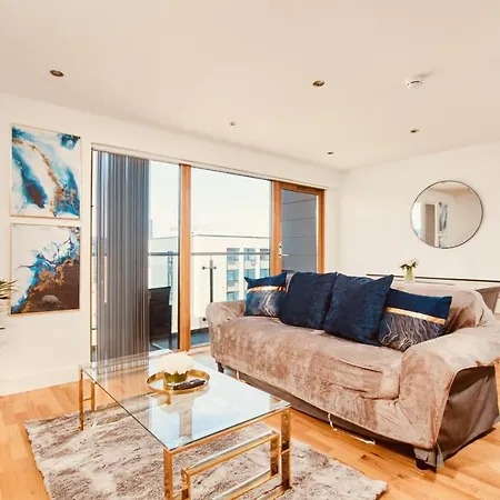 King Deluxe Large Space& Free Parking! No Balcony Apartment *