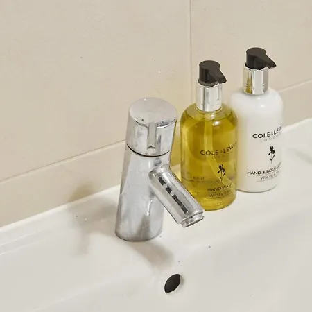 King Deluxe Large Space& Free Parking! No Balcony דירה לידס