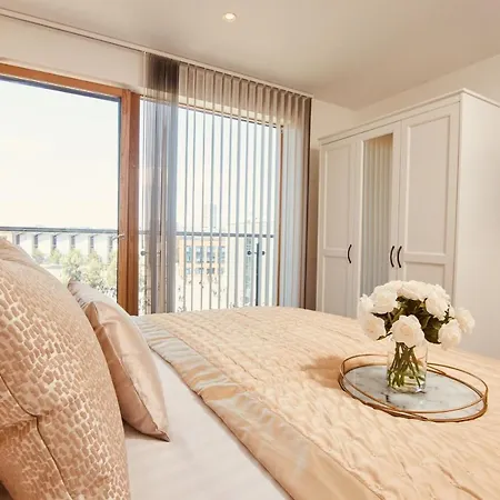 King Deluxe Large Space& Free Parking! No Balcony *