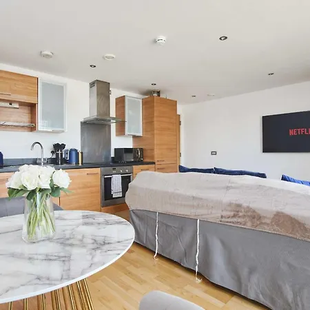 Apartment King Deluxe Large Space& Free Parking! No Balcony *