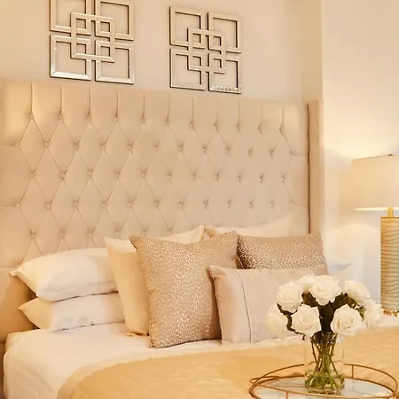 King Deluxe Large Space& Free Parking! No Balcony דירה לידס