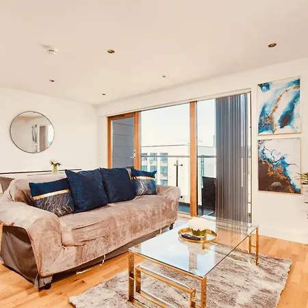 King Deluxe Large Space& Free Parking! No Balcony Apartment *