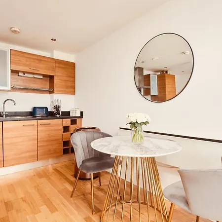 King Deluxe Large Space& Free Parking! No Balcony Apartment Leeds (West Yorkshire)