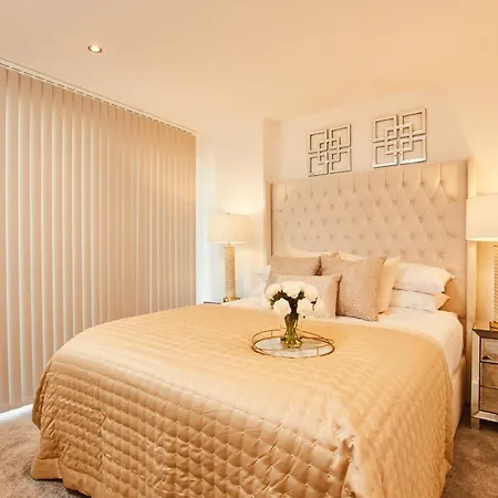 King Deluxe Large Space& Free Parking! No Balcony Leeds (West Yorkshire)