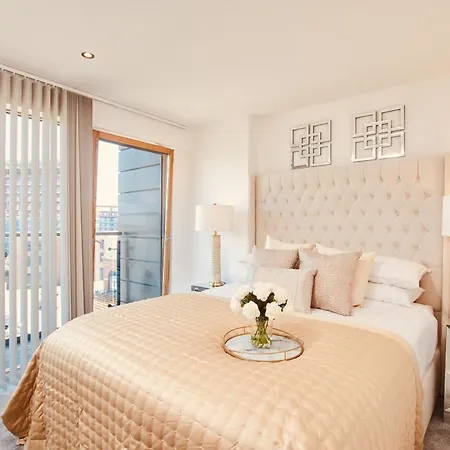 King Deluxe Large Space& Free Parking! No Balcony Apartment