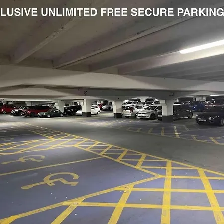 King Deluxe Large Space& Free Parking! No Balcony Apartment Leeds (West Yorkshire)