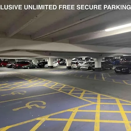 King Deluxe Large Space& Free Parking! No Balcony Apartment Leeds (West Yorkshire)
