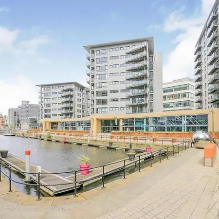 King Deluxe Large Space& Free Parking! No Balcony Leeds (West Yorkshire)