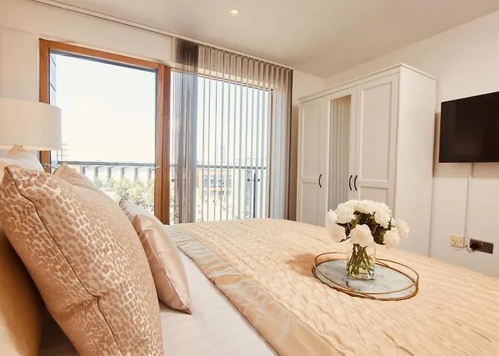 King Deluxe Large Space& Free Parking! No Balcony *