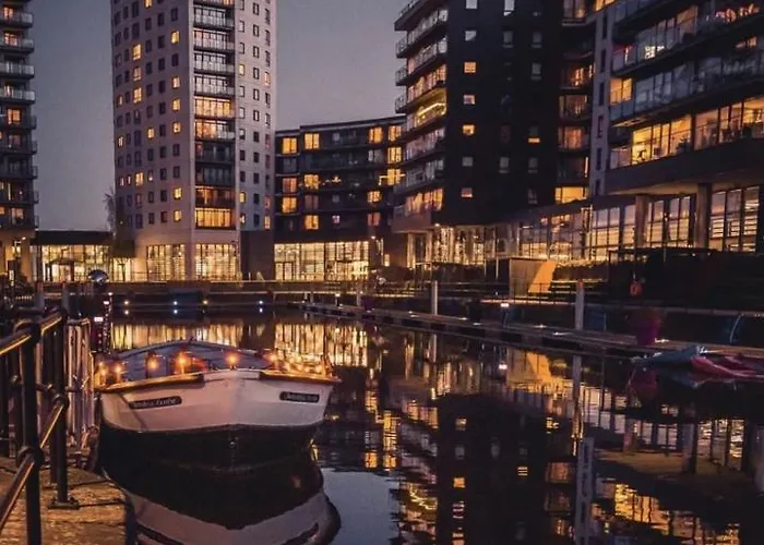 King Deluxe Large Space& Free Parking! No Balcony Leeds (West Yorkshire)