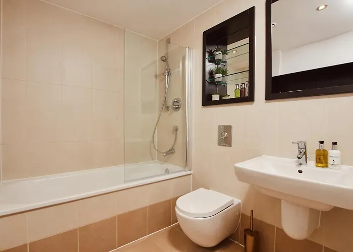 King Deluxe Large Space& Free Parking! No Balcony *