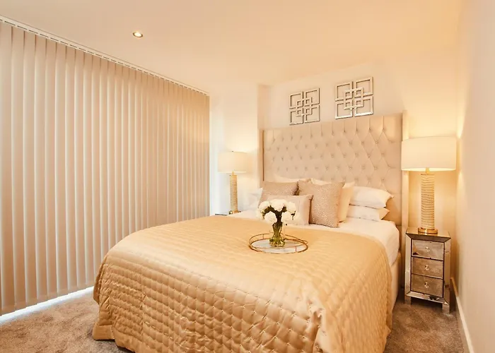 King Deluxe Large Space& Free Parking! No Balcony Leeds (West Yorkshire)