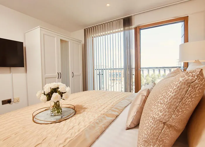 King Deluxe Large Space& Free Parking! No Balcony