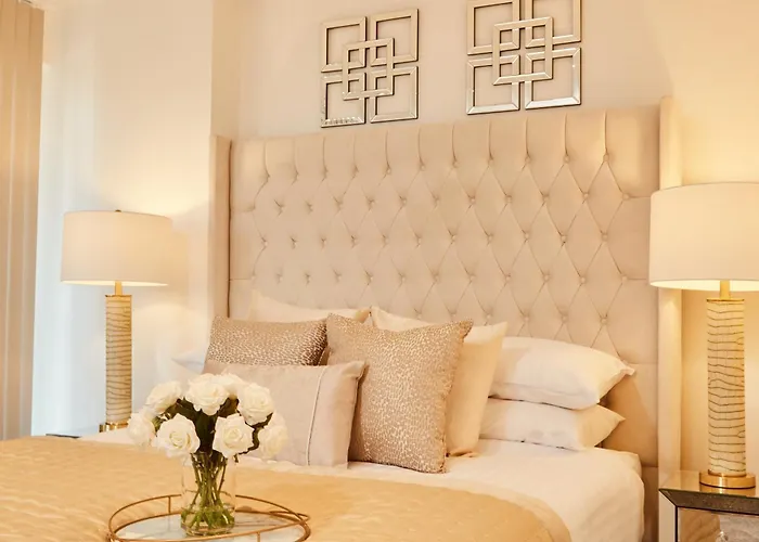 King Deluxe Large Space& Free Parking! No Balcony * Leeds (West Yorkshire)