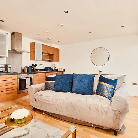 King Deluxe Large Space& Free Parking! No Balcony * Leeds (West Yorkshire)