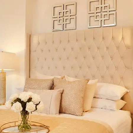 King Deluxe Large Space& Free Parking! No Balcony * Leeds (West Yorkshire)